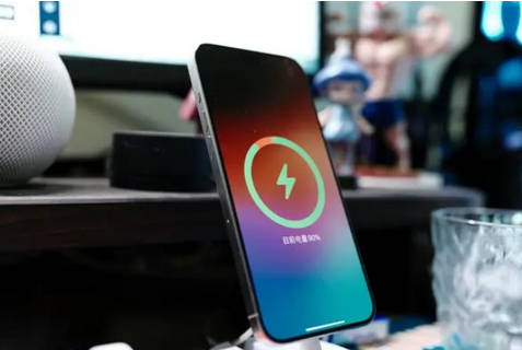 汶川苹果15换屏服务分享用什么充电器给iPhone15充电更好 